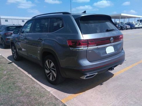 Used 2025 Volkswagen Atlas SE image 3