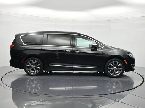 Used 2017 Chrysler Pacifica Limited w/ UConnect Theater Package FWD image 4