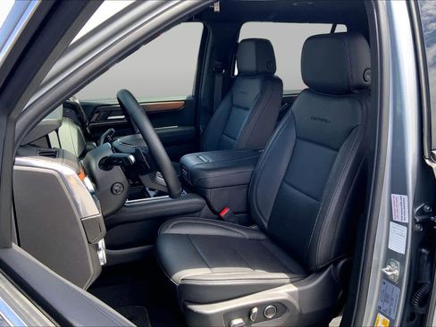 Used 2025 GMC Yukon XL Denali AWD/4WD image 8