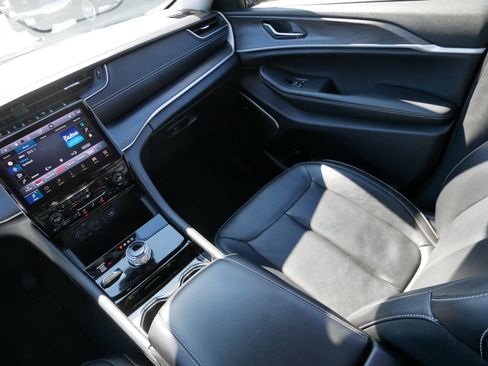 Used 2023 Jeep Grand Cherokee Limited w/ Black Appearance Package image 11