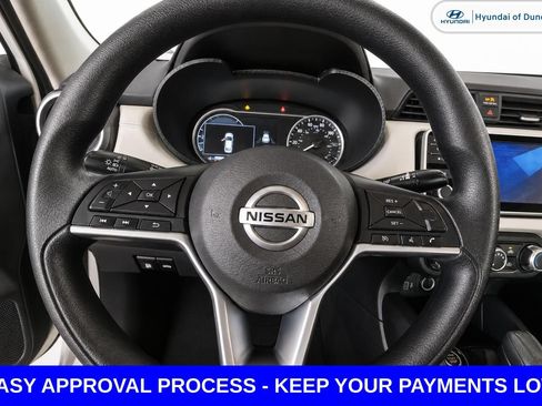Used 2022 Nissan Versa SV FWD image 12