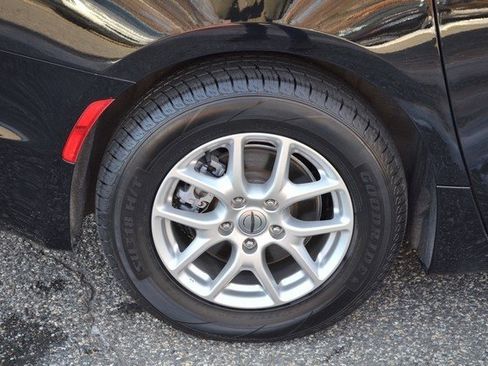 Used 2024 Chrysler Pacifica Touring-L image 11