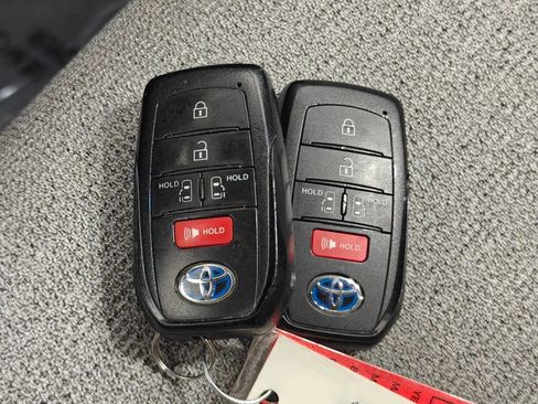 Used 2022 Toyota Sienna LE image 11