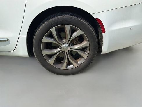 Used 2017 Chrysler Pacifica Limited w/ UConnect Theater Package FWD image 17