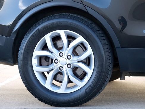 Used 2018 Land Rover Discovery SE image 30