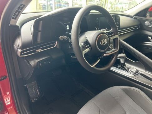 Certified 2025 Hyundai Elantra SE image 14