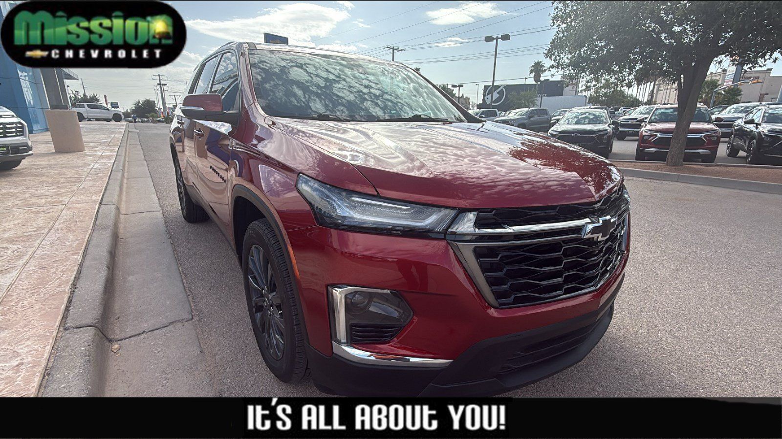 Used 2023 Chevrolet Traverse RS FWD image 1