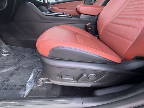 Used 2025 Kia Sportage SX image 12