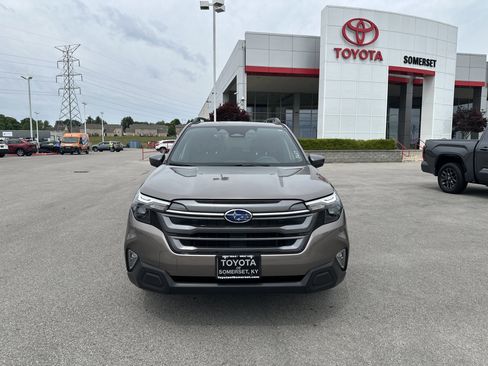 Used 2025 Subaru Forester Premium AWD/4WD image 2
