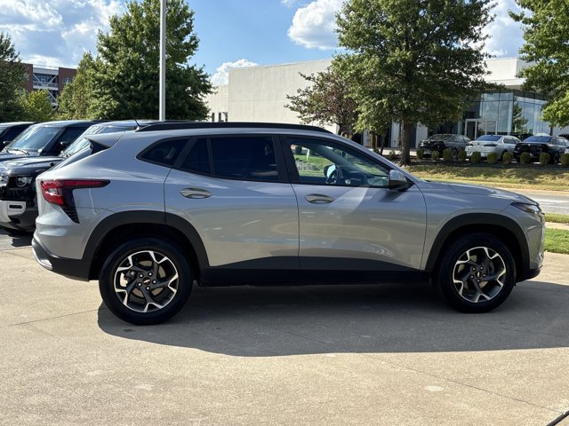 Used 2024 Chevrolet Trax LT w/ Driver Confidence Package FWD image 2