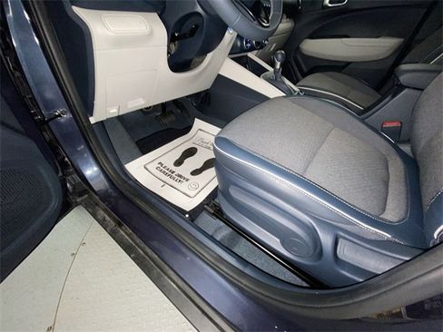 Used 2025 Hyundai Venue Limited image 12