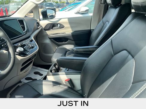 Used 2024 Chrysler Pacifica Touring-L FWD image 25