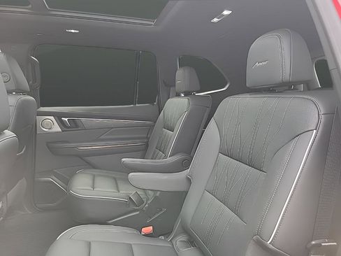 Used 2025 Buick Enclave Avenir image 13