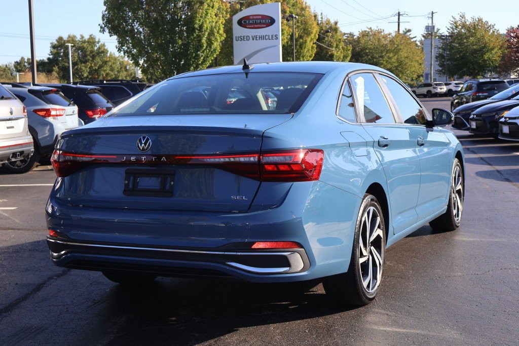 Used 2025 Volkswagen Jetta SEL FWD image 7
