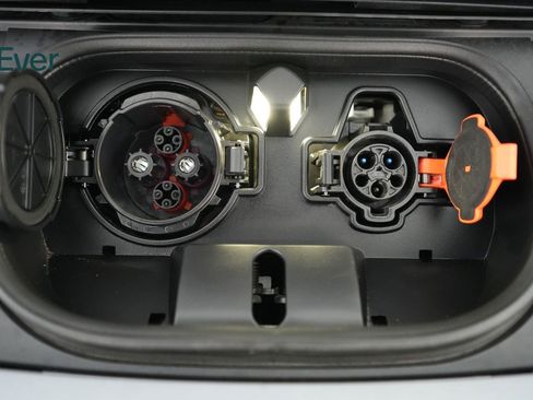 Used 2025 Nissan Leaf S image 10