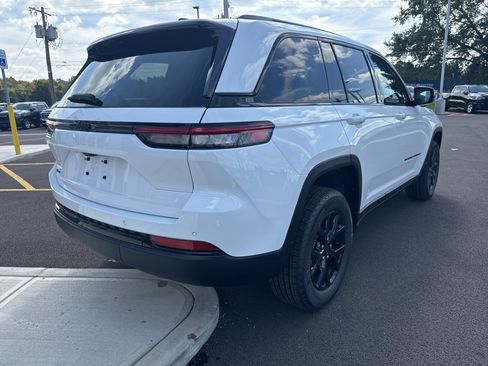 New 2025 Jeep Grand Cherokee Altitude image 7