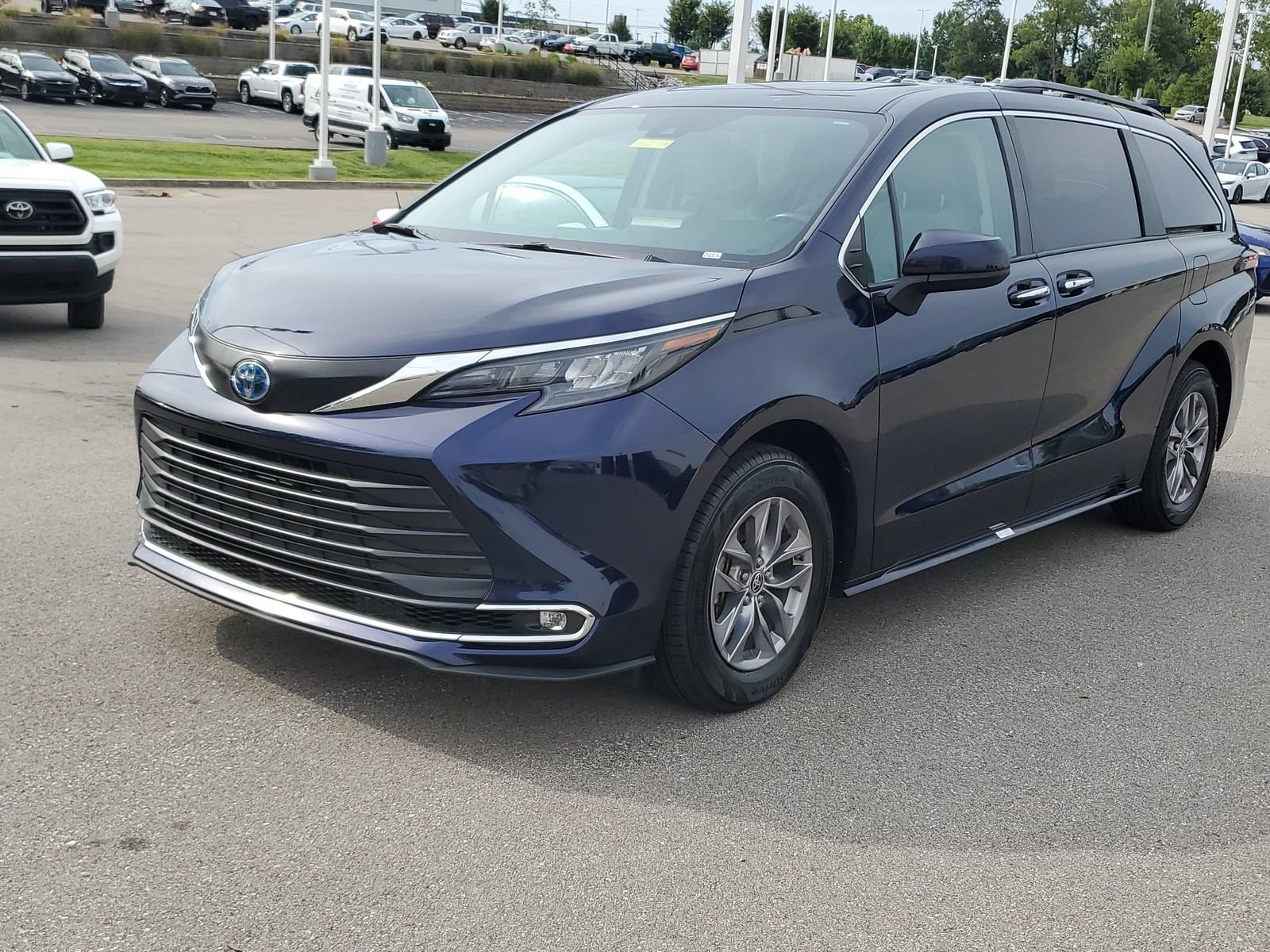 Certified 2024 Toyota Sienna XLE FWD image 2