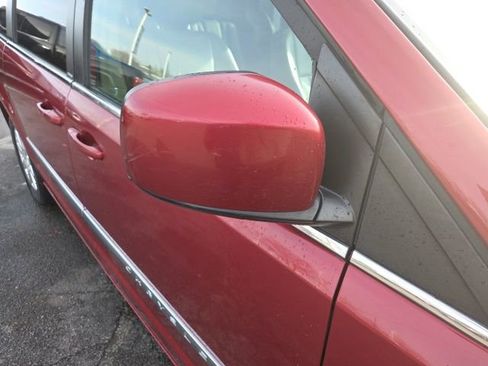 Used 2013 Chrysler Town & Country Touring image 3