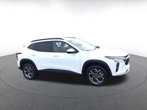 Used 2025 Chevrolet Trax LT w/ LT Convenience Package image 2