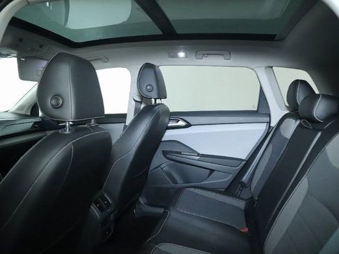 Used 2023 Volkswagen Taos SE w/ Panoramic Sunroof Package FWD image 15