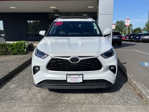 Used 2022 Toyota Highlander XLE AWD/4WD image 2