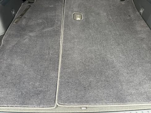 Used 2023 Toyota Highlander XLE image 11