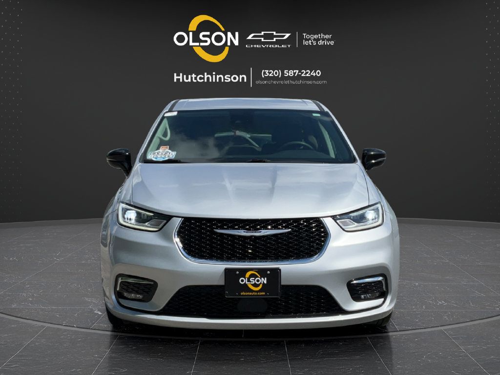 Used 2024 Chrysler Pacifica Touring-L FWD image 16