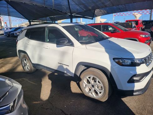 Used 2025 Jeep Compass Latitude w/ Sun & Sound Group image 5