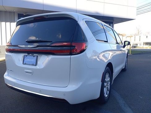 New 2026 Chrysler Pacifica Select image 18