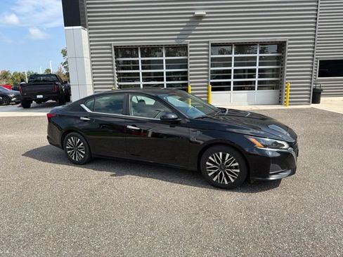 Used 2024 Nissan Altima 2.5 SV FWD image 2