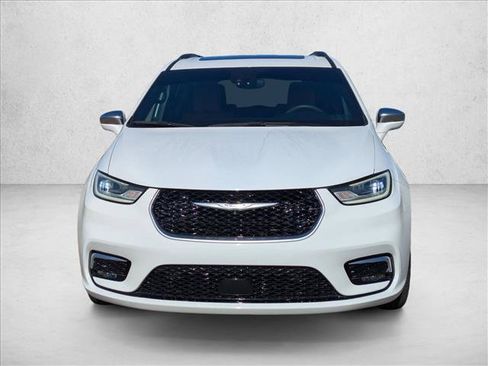 Used 2022 Chrysler Pacifica Pinnacle AWD/4WD image 2