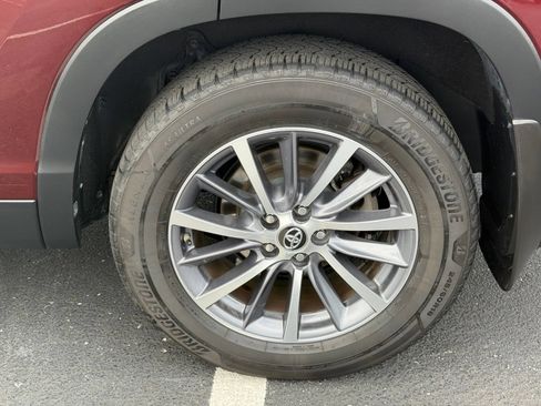 Used 2019 Toyota Highlander XLE AWD/4WD image 33