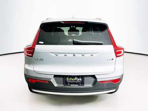 Used 2025 Volvo XC40 B5 Core image 7