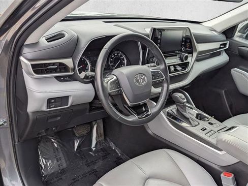 Certified 2021 Toyota Highlander XLE image 9
