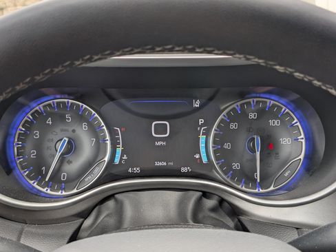 Used 2024 Chrysler Pacifica Touring-L FWD image 11