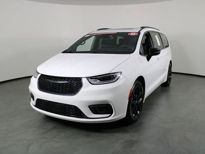 Used 2025 Chrysler Pacifica Limited