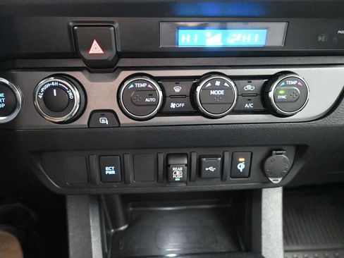 Used 2022 Toyota Tacoma TRD Sport image 16