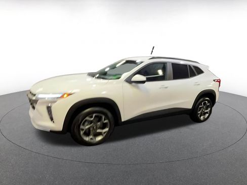 Used 2025 Chevrolet Trax LT image 8