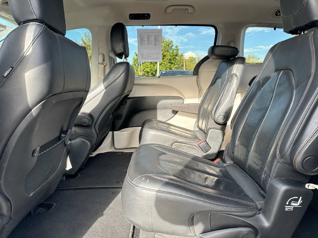 Used 2020 Chrysler Pacifica Touring-L FWD image 22