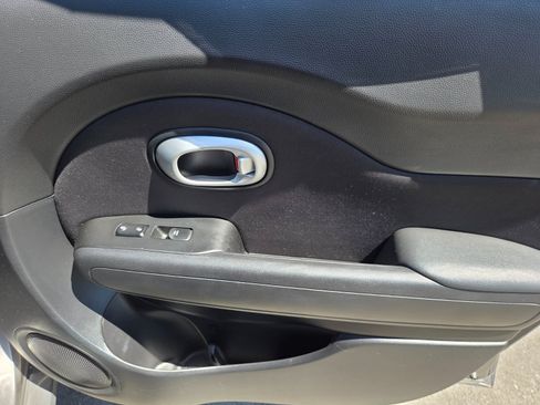 Used 2016 Kia Soul + FWD image 14