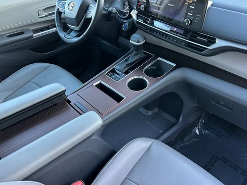 Used 2022 Toyota Sienna XLE image 20