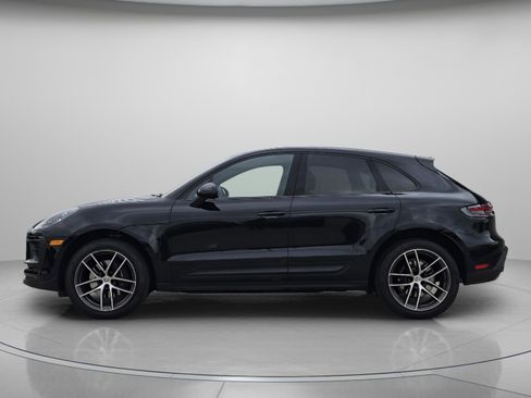 Certified 2025 Porsche Macan image 2