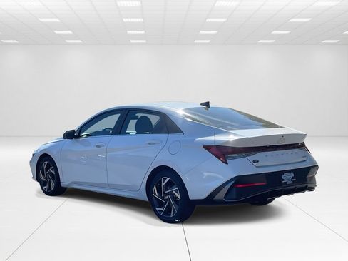 Used 2024 Hyundai Elantra Limited image 4