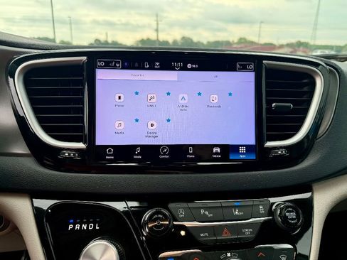 Used 2023 Chrysler Pacifica Touring-L image 20