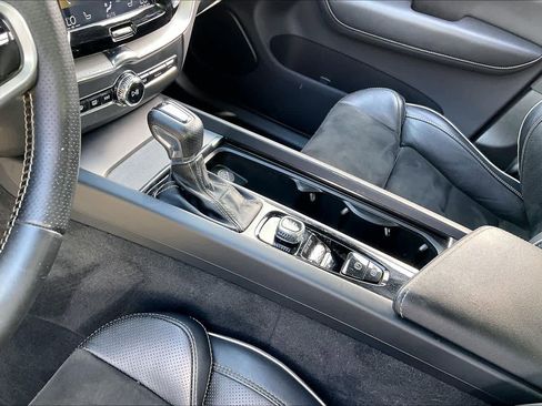 Used 2018 Volvo XC60 T5 R-Design w/ Convenience Package image 14