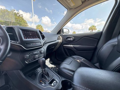 Used 2019 Jeep Cherokee Latitude Plus w/ Comfort/Convenience Group FWD image 26