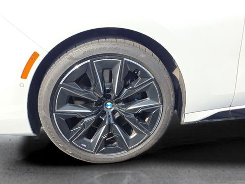 Used 2025 BMW 760i xDrive w/ Premium Package image 16