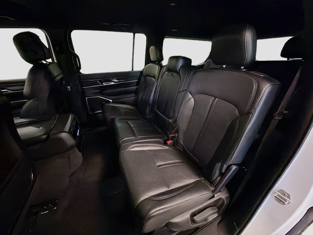 Used 2022 Jeep Wagoneer Series III AWD/4WD image 27