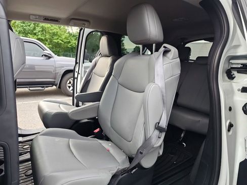 Used 2025 Toyota Sienna XLE w/ XLE Plus Package AWD/4WD image 11