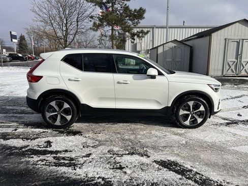 Used 2025 Volvo XC40 B5 Plus image 3